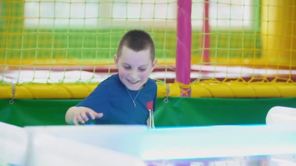 Niño jugando juego de mesa de primer plano — Vídeo de stock