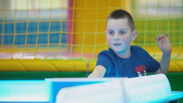 Niño jugando juego de mesa de primer plano — Vídeos de Stock