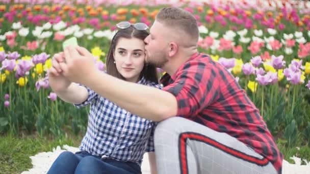 Pareja joven haciendo selfie — Vídeo de stock