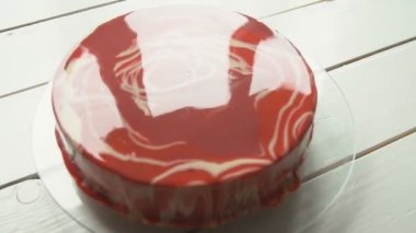 ayna krema ile kırmızı mus kek