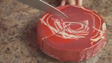 büyük bir bıçak ile bir pasta kesme