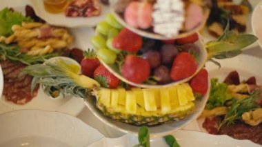 tatlılar ve meyve bir tabak