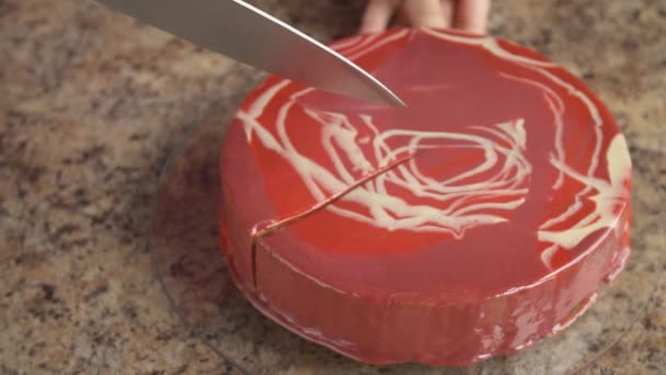 Cutting a cake with a large knife — Stock Video