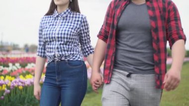 genç bir çift doğada yürüyüş