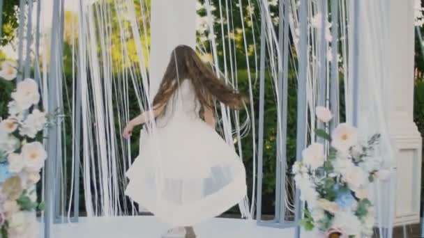 Klein meisje in witte jurk — Stockvideo