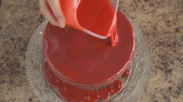 Revestimento do bolo com glacê vermelho — Vídeo de Stock