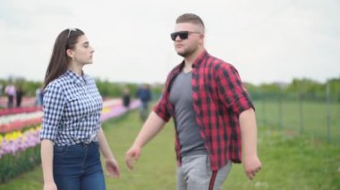 genç bir çift doğada yürüyüş