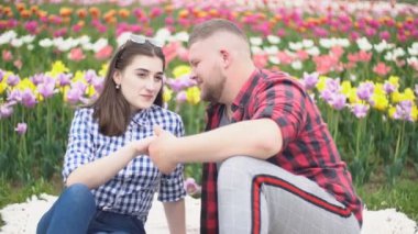 Genç çift doğada oturuyor.