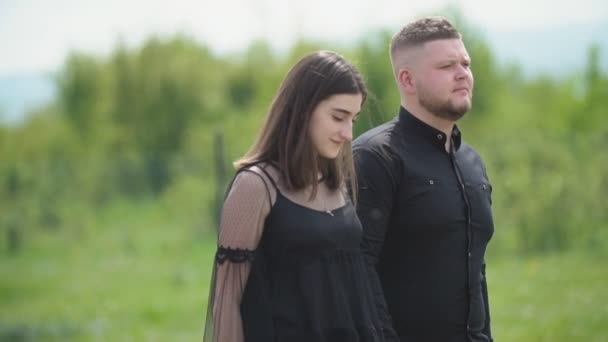 Casal jovem caminhando na natureza — Vídeo de Stock