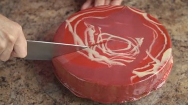 büyük bir bıçak ile bir pasta kesme