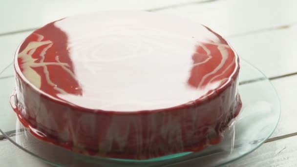 Gâteau mousse rouge avec glaçage miroir — Video