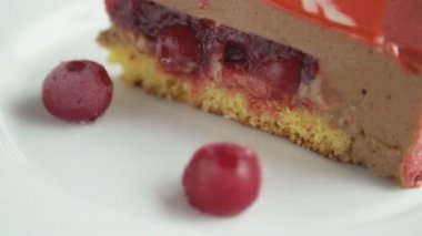 bir tabakta kek bir parça