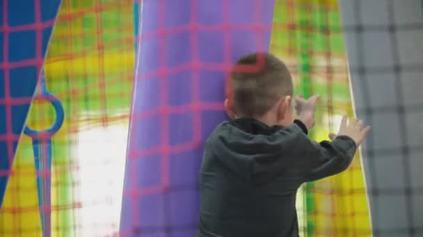 Junge spielt auf dem Spielplatz — Stockvideo