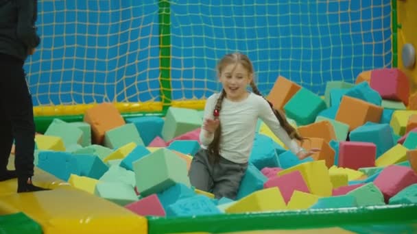 Děti hrají s měkkými krychlemi — Stock video