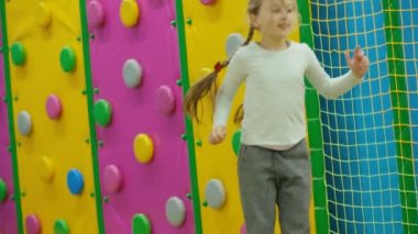 Trambolinde zıplayan küçük kız