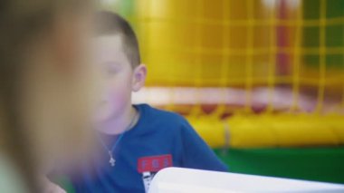 çocuk masa oyunu yakın çekim oynuyor