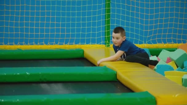 Enfants jouent avec des cubes mous — Video