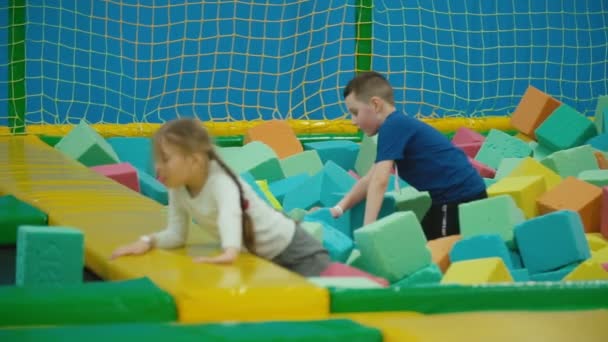 Dzieci bawią się miękkimi sześcianami — Wideo stockowe