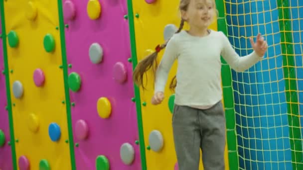 Kleines Mädchen springt auf Trampolin — Stockvideo