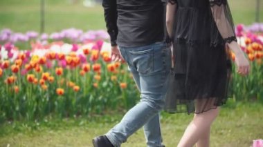 genç bir çift doğada yürüyüş