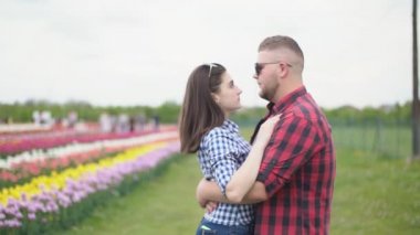 genç bir çift doğada yürüyüş