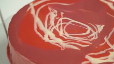 ayna krema ile kırmızı mus kek