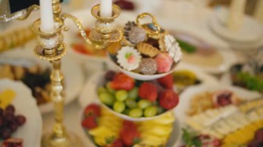 tatlılar ve meyve bir tabak