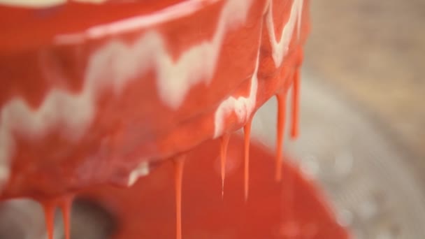 Dripping mirror icing from the cake — Stock Video