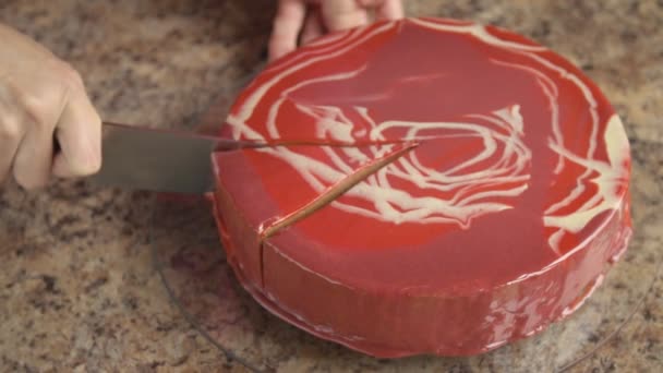 Einen Kuchen mit einem großen Messer schneiden — Stockvideo