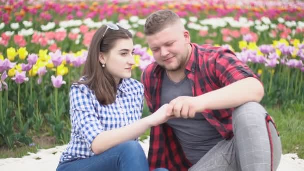 Jovem casal sentado na natureza — Vídeo de Stock
