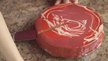 büyük bir bıçak ile bir pasta kesme