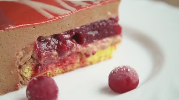 Ένα κομμάτι κέικ σε ένα πιάτο — Αρχείο Βίντεο