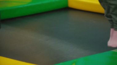 Çocuklar trambolin üzerinde atlama vardır