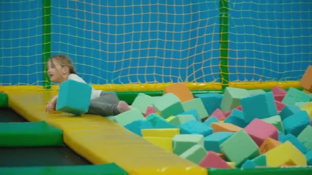 Crianças brincam com cubos macios — Vídeo de Stock