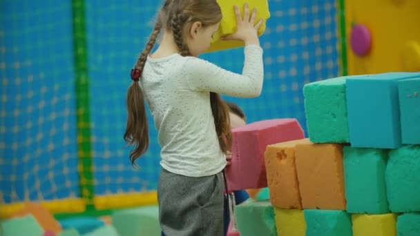 Chica jugando con cubos suaves — Vídeo de stock