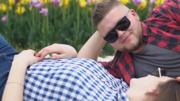 Jeune couple couché sur une couverture — Video