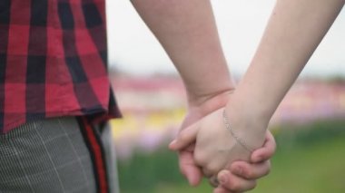 genç bir çift doğada yürüyüş