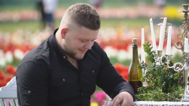 Homme assis dans la nature à la table — Video