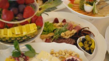 tatlılar ve meyve bir tabak