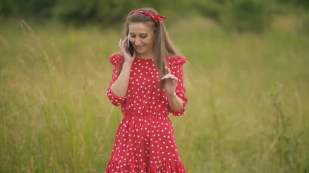 Girl talking on the phone — Stock Video