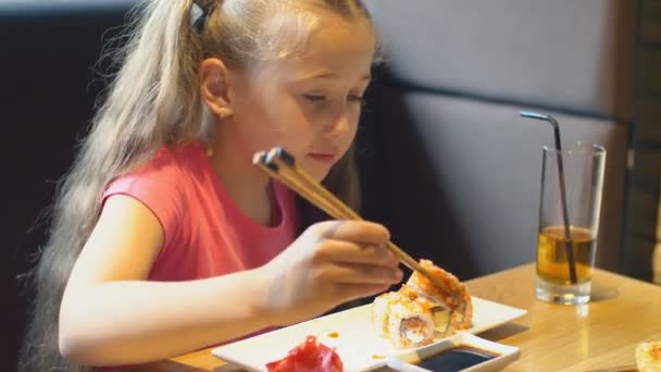 Niña comer sushi — Vídeo de stock