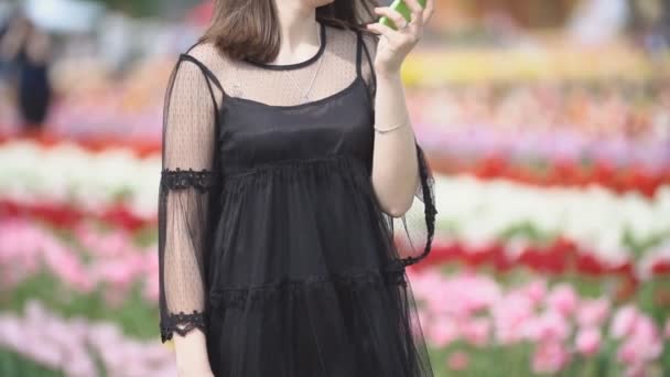 Dívka, která mluvila po telefonu na tuličím poli — Stock video