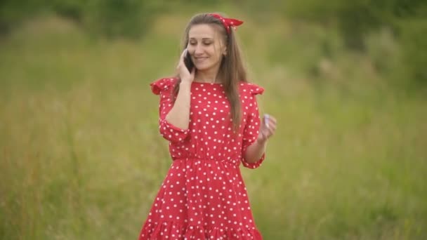 Menina falando no telefone — Vídeo de Stock