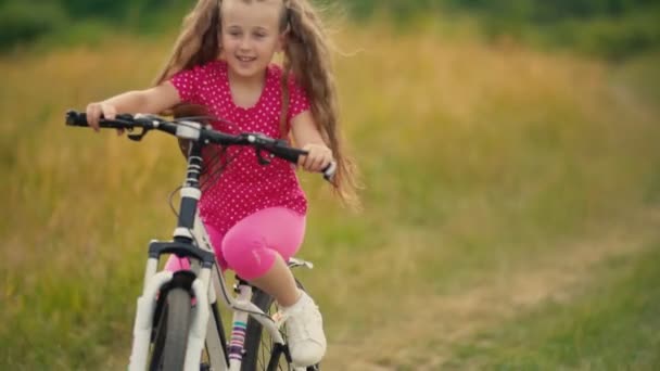 Дівчина їде на велосипеді — стокове відео