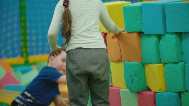 Menina brincando com cubos macios — Vídeo de Stock