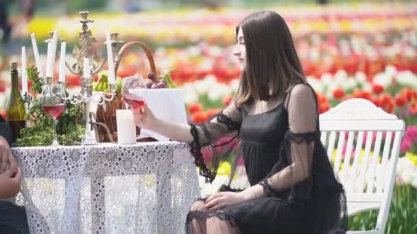 Kız masada oturan şarap içme — Stok video