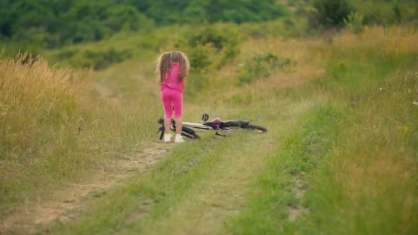 Κορίτσι ιππασία ένα ποδήλατο — Αρχείο Βίντεο