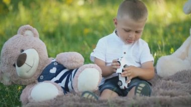 Çocuk daktilo çalıyor.