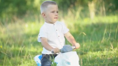 çocuk plastik bir bisiklet üzerinde oturur