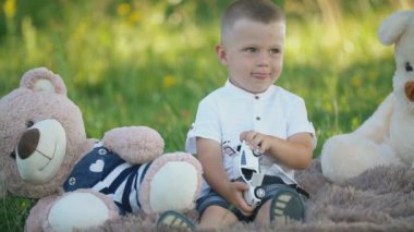 Çocuk daktilo çalıyor.